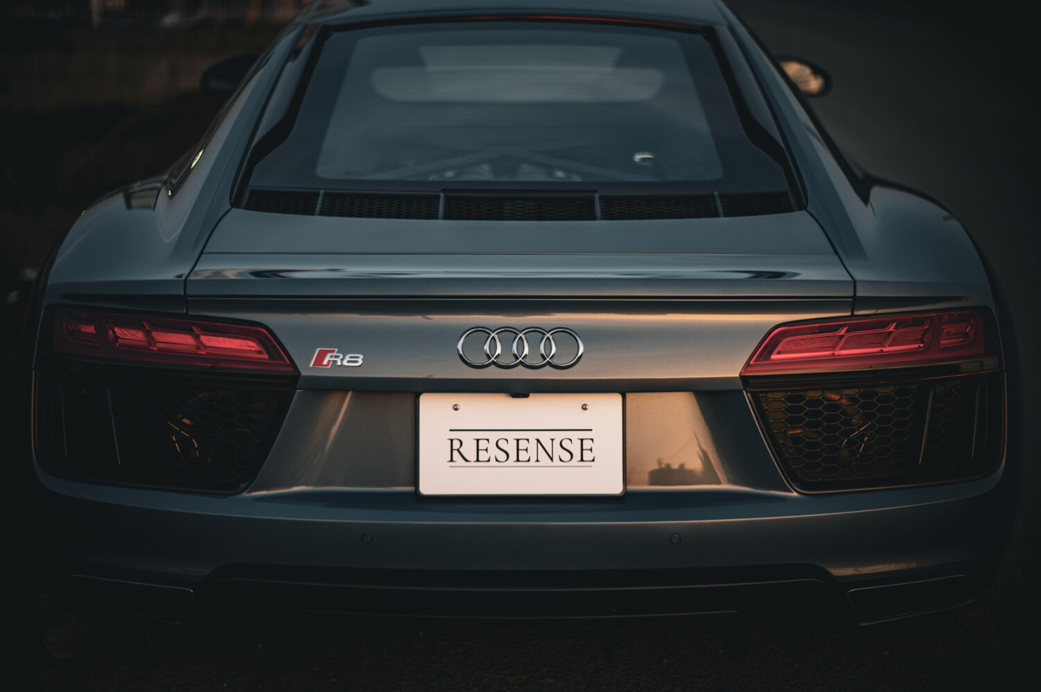 アウディ・R8（4WD/7AT）ヒストリーの911か、ドラマチックのR8か