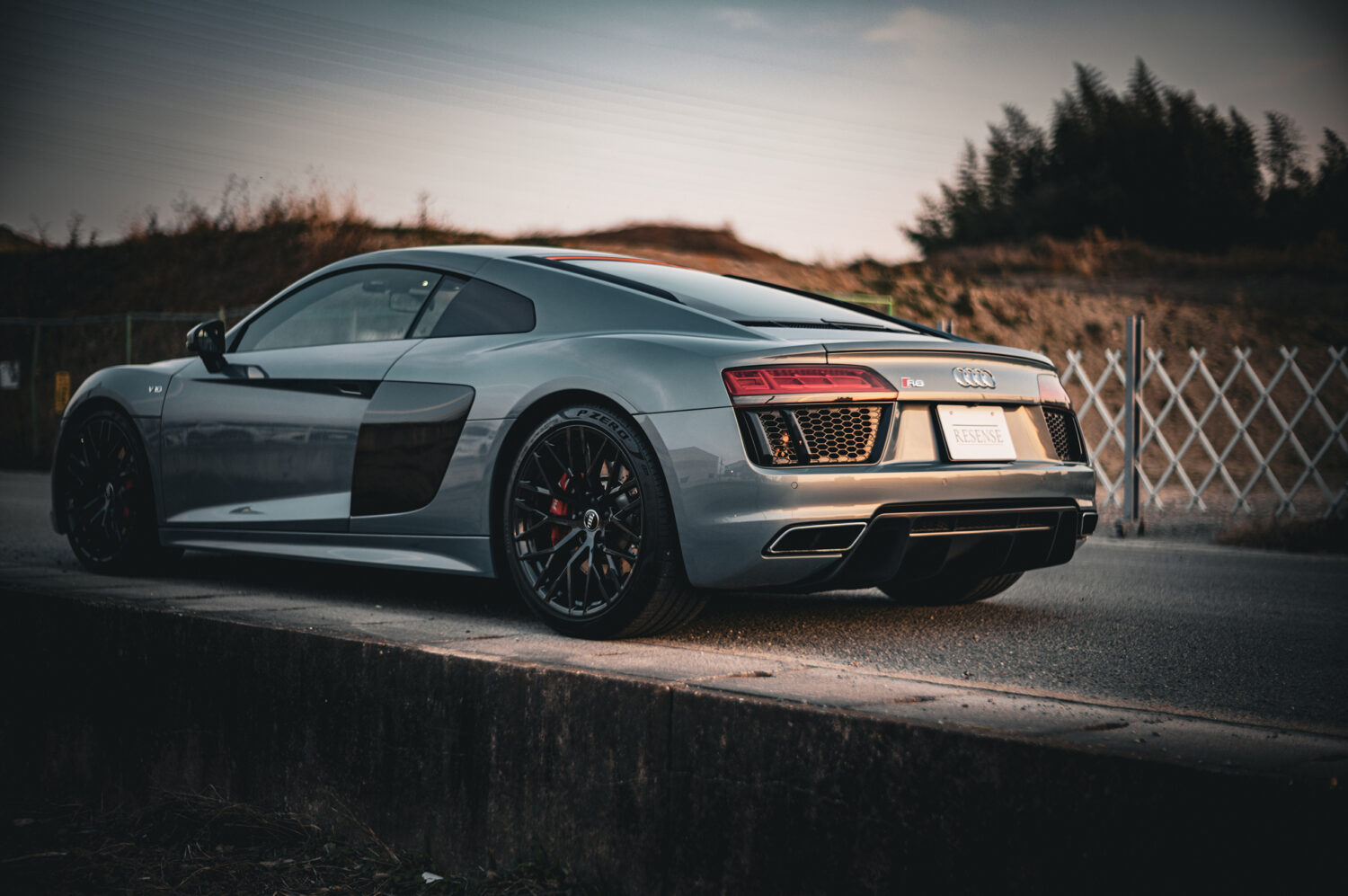 アウディ・R8（4WD/7AT）ヒストリーの911か、ドラマチックのR8か