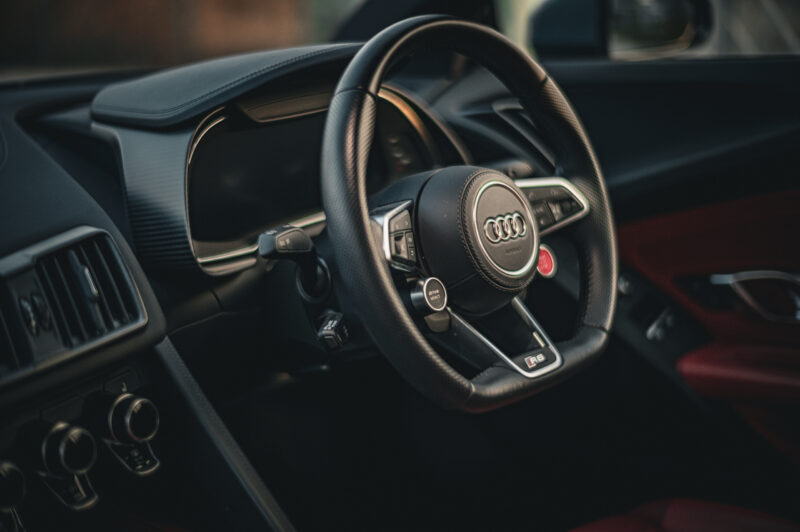 アウディ・R8（2016）ヒストリーの911か、ドラマチックのR8か