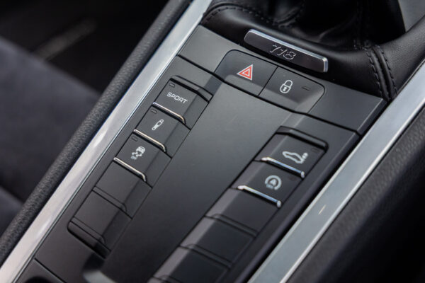 718ケイマン 2.0 6MT