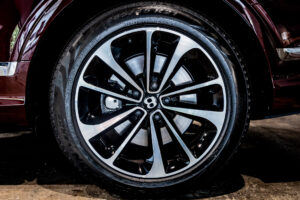 ベンテイガ ハイブリッドA 4WD 4名