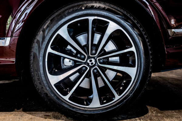 ベンテイガ ハイブリッドA 4WD 4名