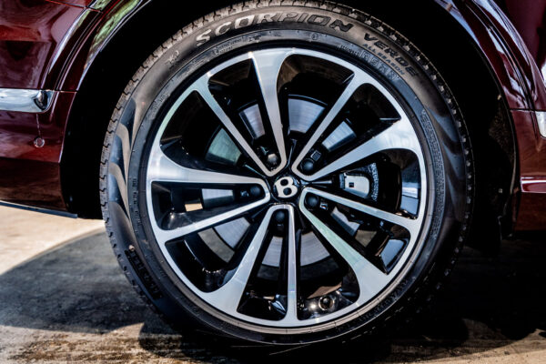 ベンテイガ ハイブリッドA 4WD 4名