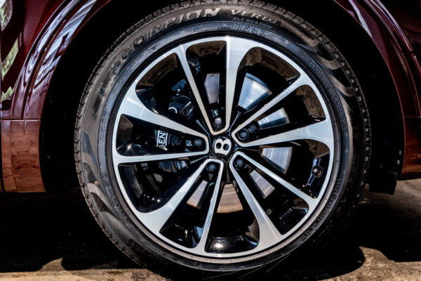 ベンテイガ ハイブリッドA 4WD 4名