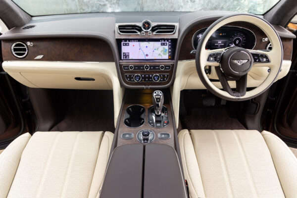 ベンテイガ ハイブリッドA 4WD 4名