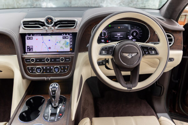 ベンテイガ ハイブリッドA 4WD 4名