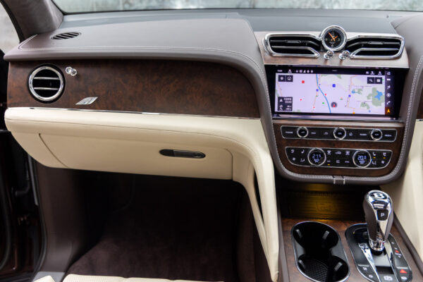 ベンテイガ ハイブリッドA 4WD 4名