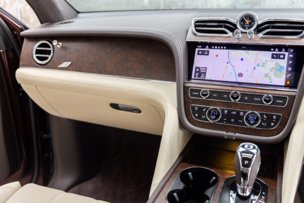 ベンテイガ ハイブリッドA 4WD 4名