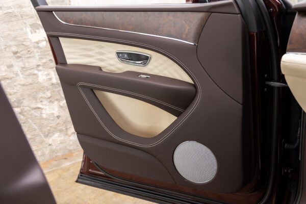 ベンテイガ ハイブリッドA 4WD 4名