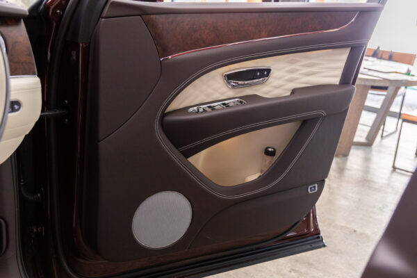 ベンテイガ ハイブリッドA 4WD 4名