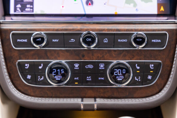 ベンテイガ ハイブリッドA 4WD 4名