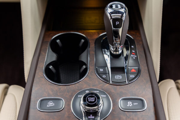 ベンテイガ ハイブリッドA 4WD 4名