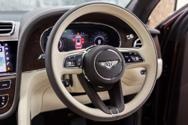 ベンテイガ ハイブリッドA 4WD 4名