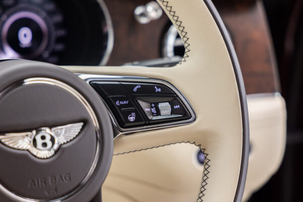 ベンテイガ ハイブリッドA 4WD 4名