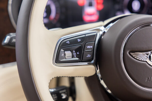 ベンテイガ ハイブリッドA 4WD 4名