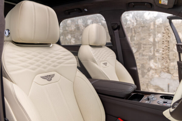 ベンテイガ ハイブリッドA 4WD 4名