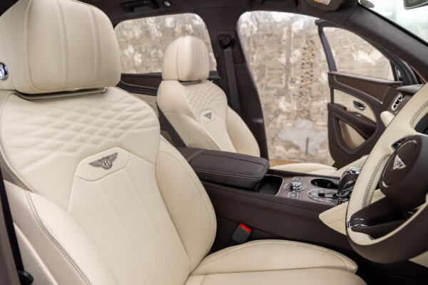 ベンテイガ ハイブリッドA 4WD 4名