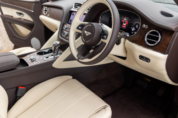 ベンテイガ ハイブリッドA 4WD 4名