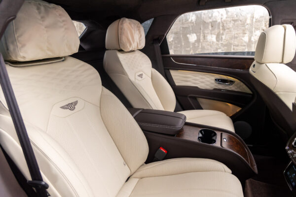 ベンテイガ ハイブリッドA 4WD 4名