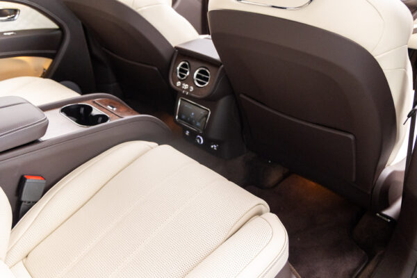 ベンテイガ ハイブリッドA 4WD 4名