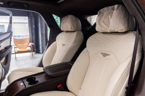 ベンテイガ ハイブリッドA 4WD 4名