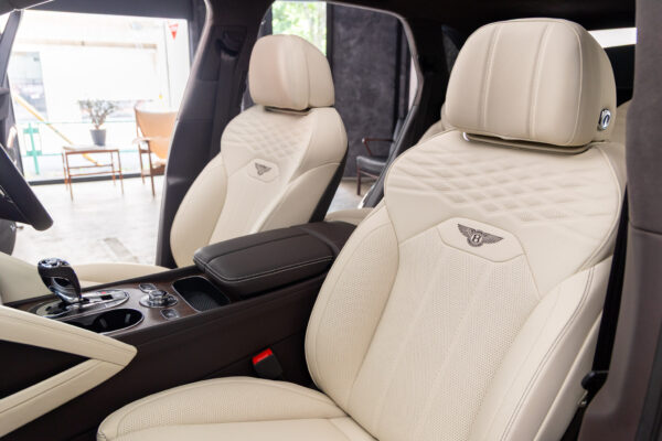 ベンテイガ ハイブリッドA 4WD 4名