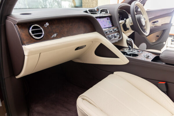 ベンテイガ ハイブリッドA 4WD 4名