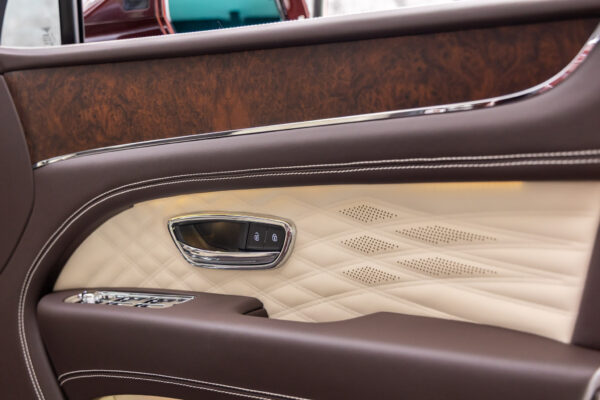 ベンテイガ ハイブリッドA 4WD 4名