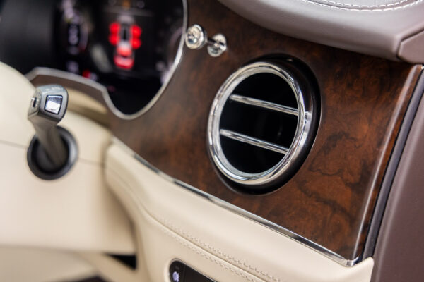 ベンテイガ ハイブリッドA 4WD 4名