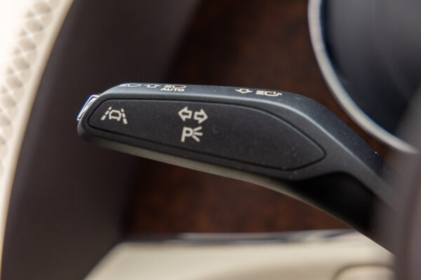 ベンテイガ ハイブリッドA 4WD 4名