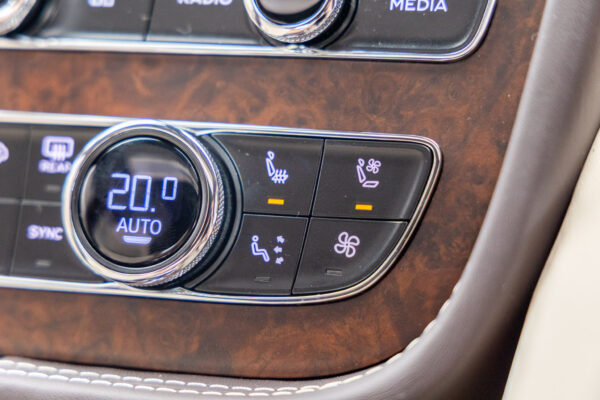 ベンテイガ ハイブリッドA 4WD 4名