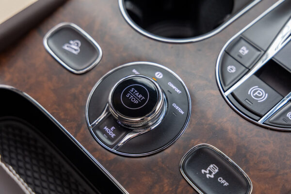 ベンテイガ ハイブリッドA 4WD 4名