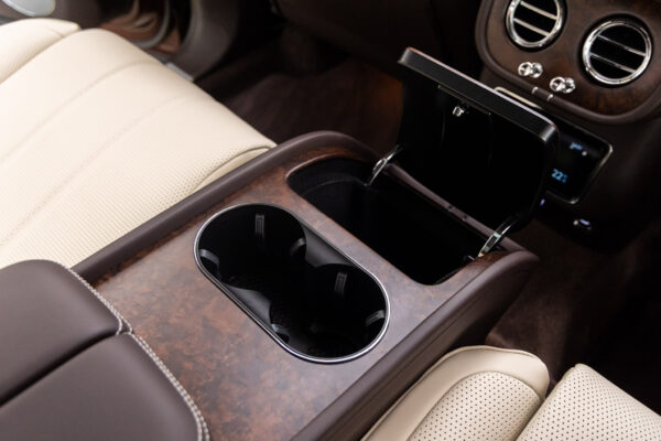 ベンテイガ ハイブリッドA 4WD 4名