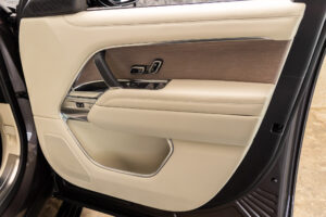 レンジローバー オートバイオグラフィー 4.4L P530 LWB 4WD