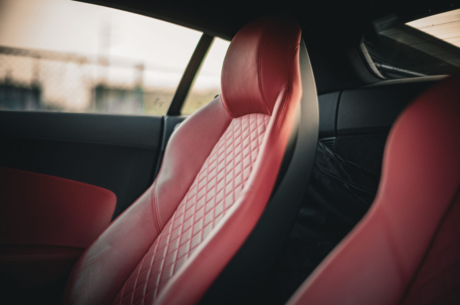 アウディ・R8（4WD/7AT）ヒストリーの911か、ドラマチックのR8か