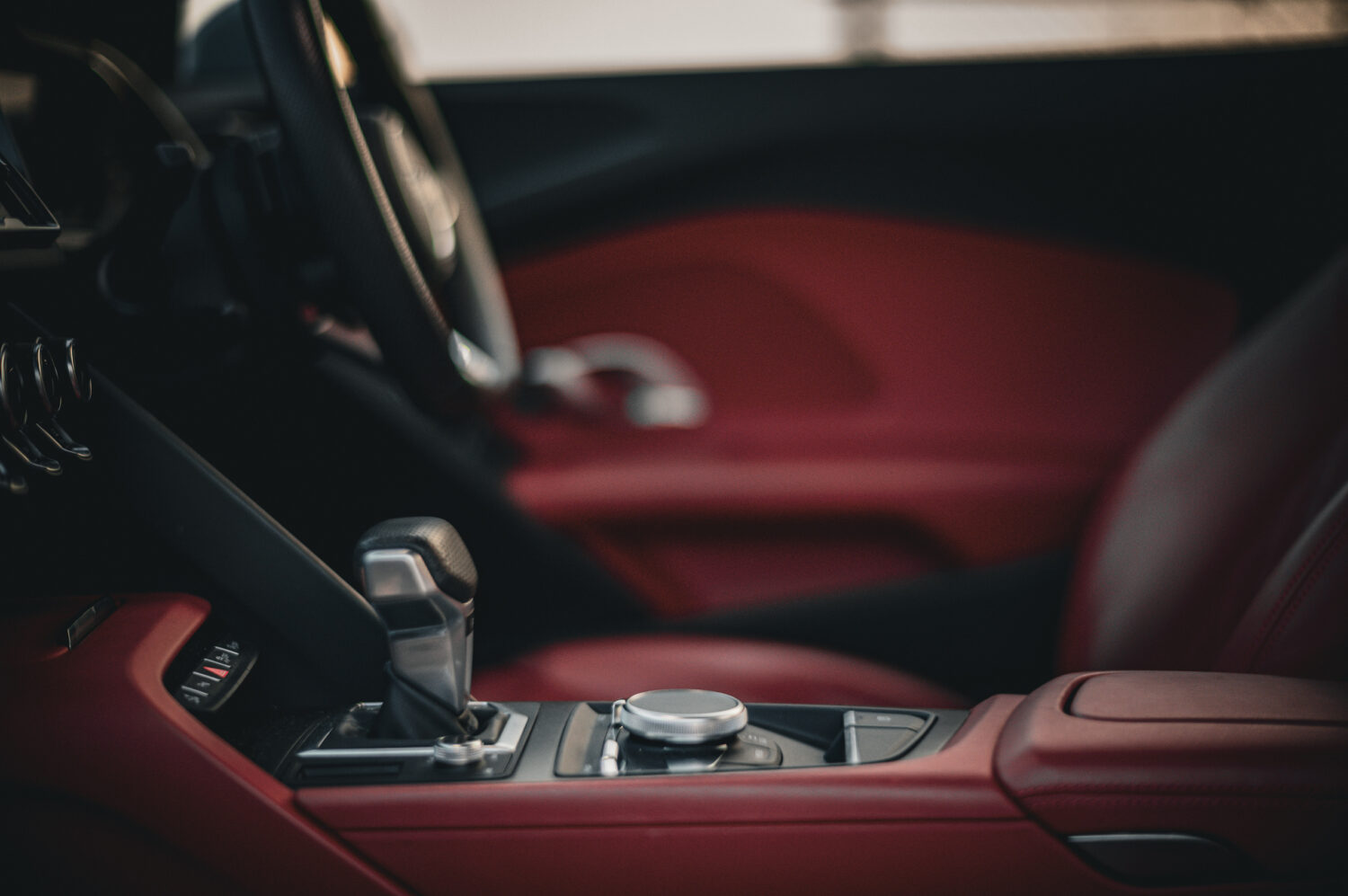 アウディ・R8（4WD/7AT）ヒストリーの911か、ドラマチックのR8か