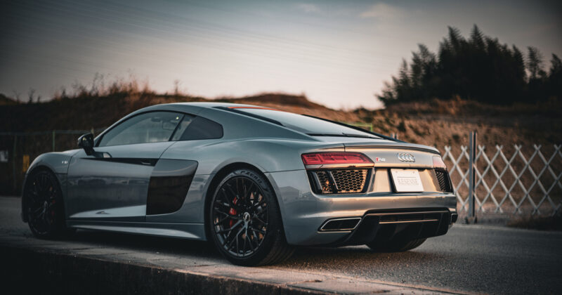 アウディ・R8（4WD/7AT）ヒストリーの911か、ドラマチックのR8か