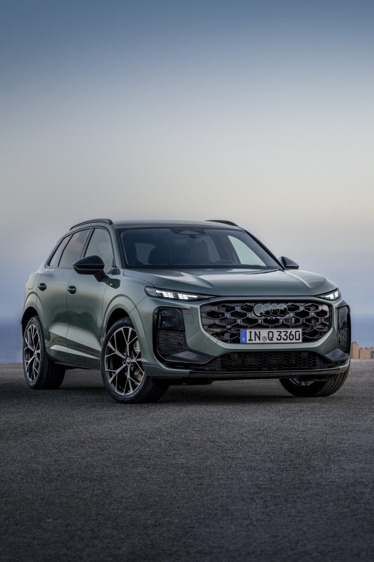 新型Q3は10月に発売予定で、夏からオーダーが可能だ。アウディは新世代の生産を、ハンガリー・ジェールおよびドイツ・インゴルシュタットの工場で共同で行う。