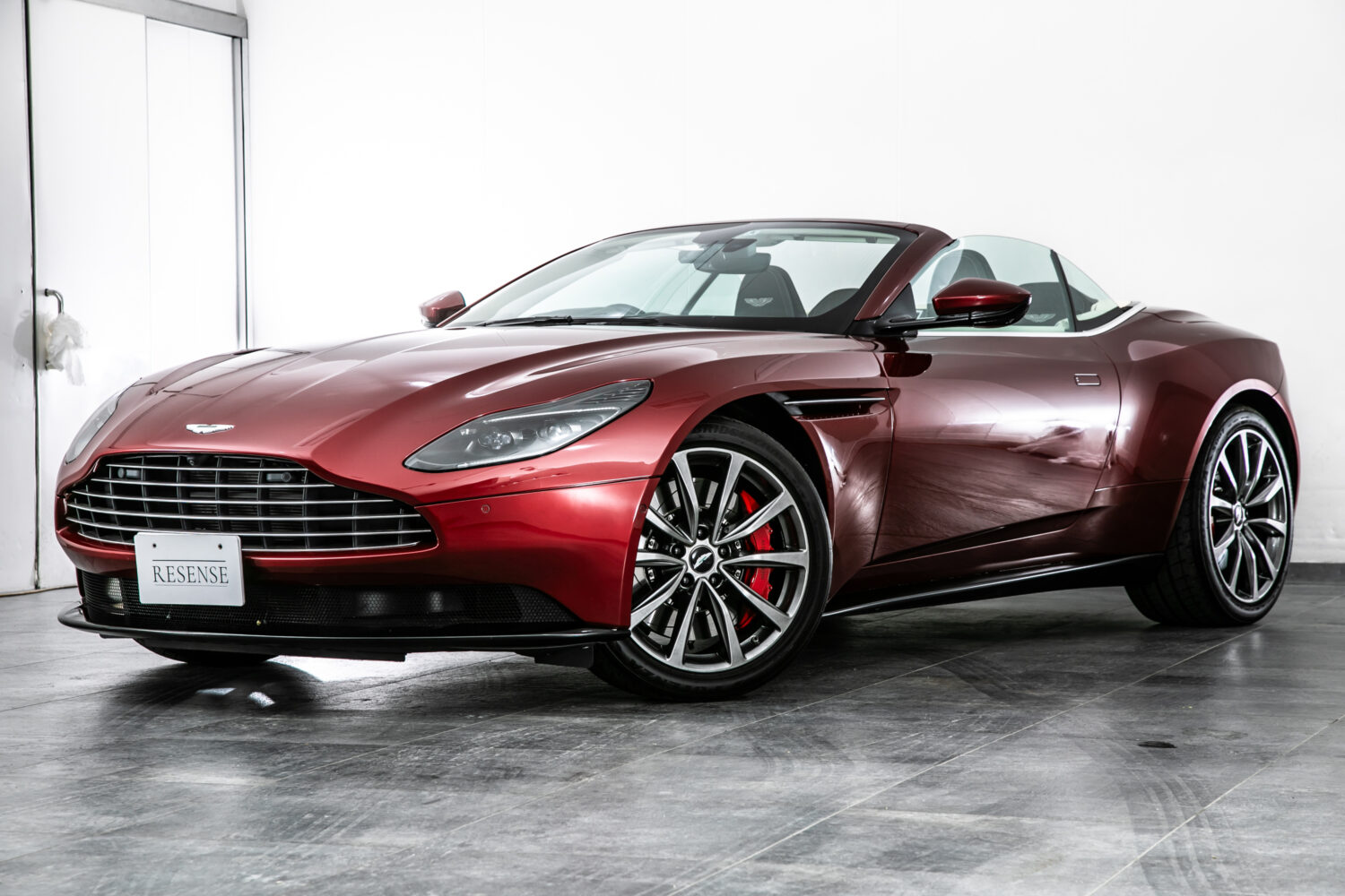 DB11ヴォランテ V8 ディアボロレッド 赤幌 ブラウンレザー