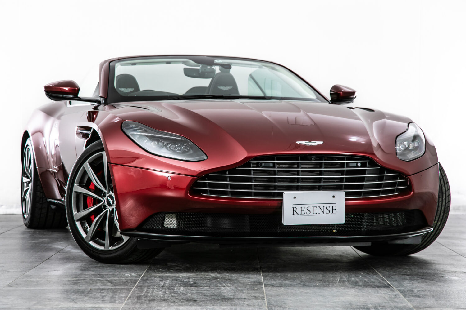 DB11ヴォランテ V8 ディアボロレッド 赤幌 ブラウンレザー