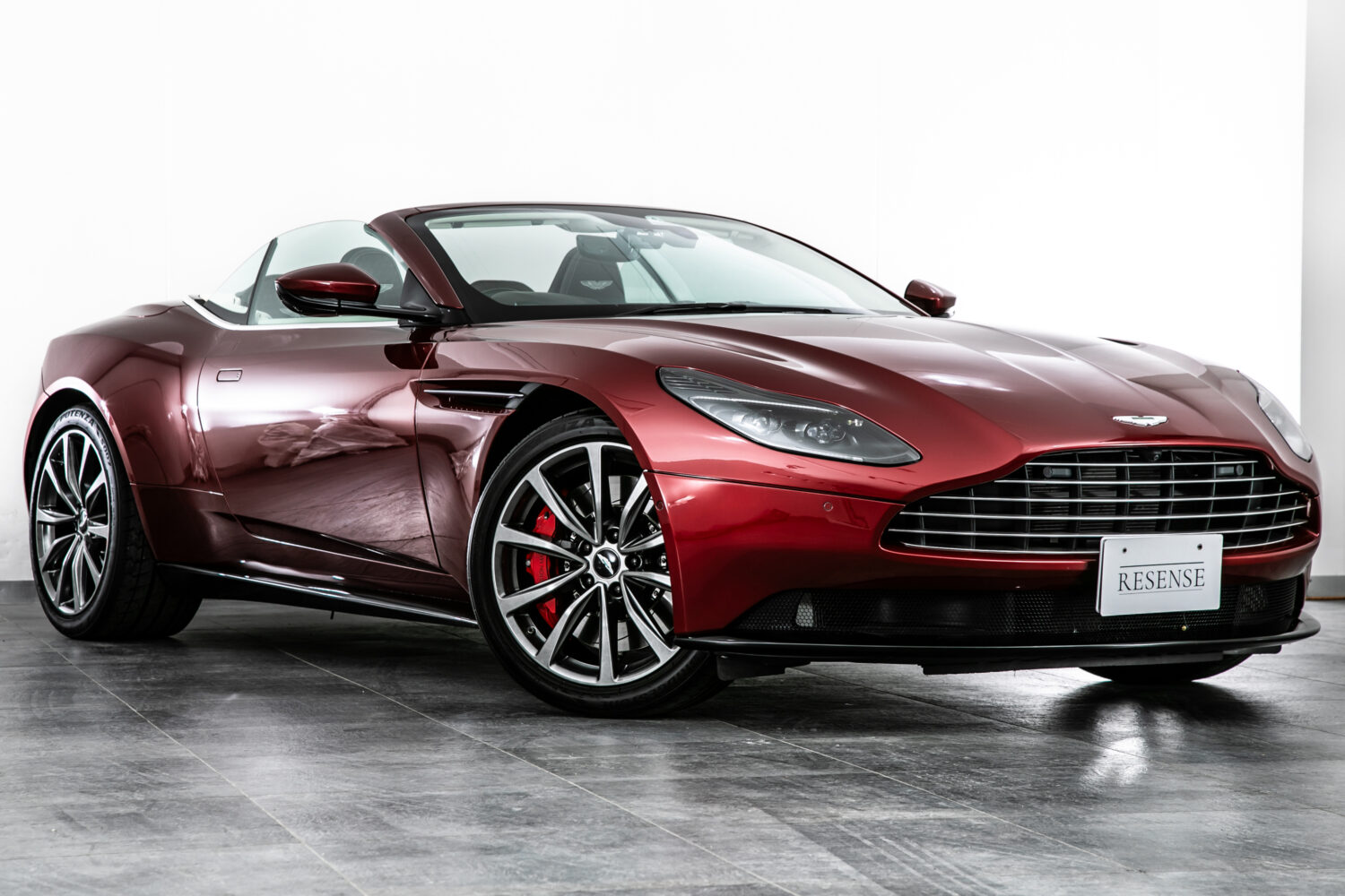DB11ヴォランテ V8 ディアボロレッド 赤幌 ブラウンレザー