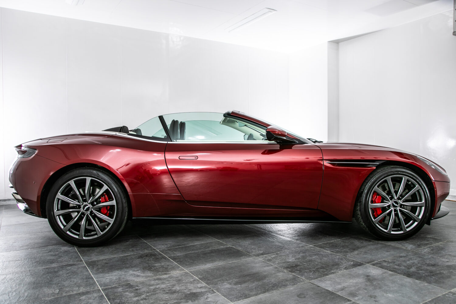DB11ヴォランテ V8 ディアボロレッド 赤幌 ブラウンレザー