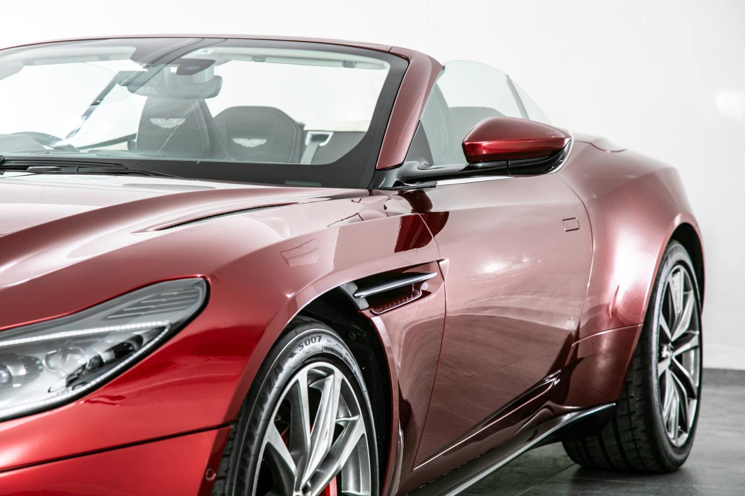 DB11ヴォランテ V8 ディアボロレッド 赤幌 ブラウンレザー