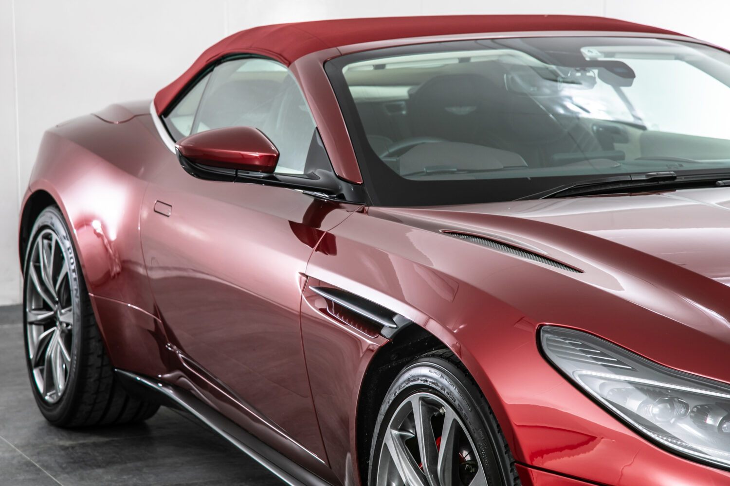 DB11ヴォランテ V8 ディアボロレッド 赤幌 ブラウンレザー