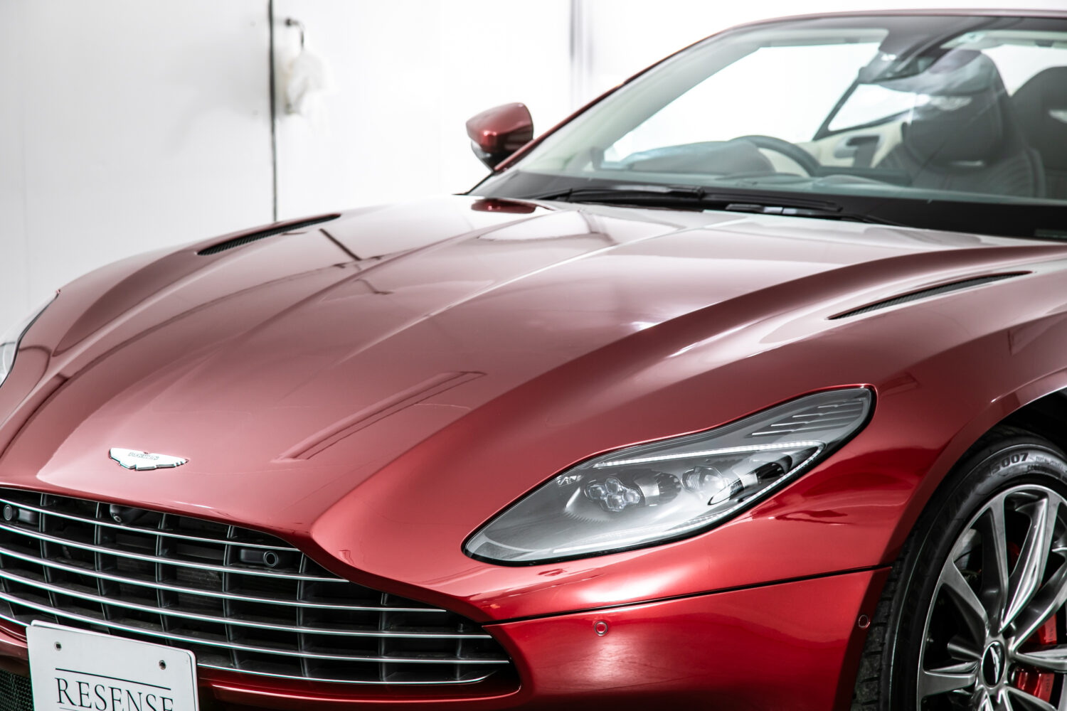 DB11ヴォランテ V8 ディアボロレッド 赤幌 ブラウンレザー