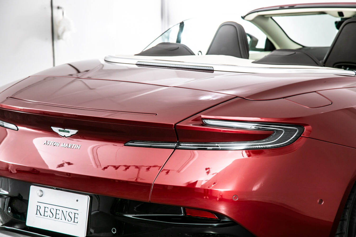 DB11ヴォランテ V8 ディアボロレッド 赤幌 ブラウンレザー