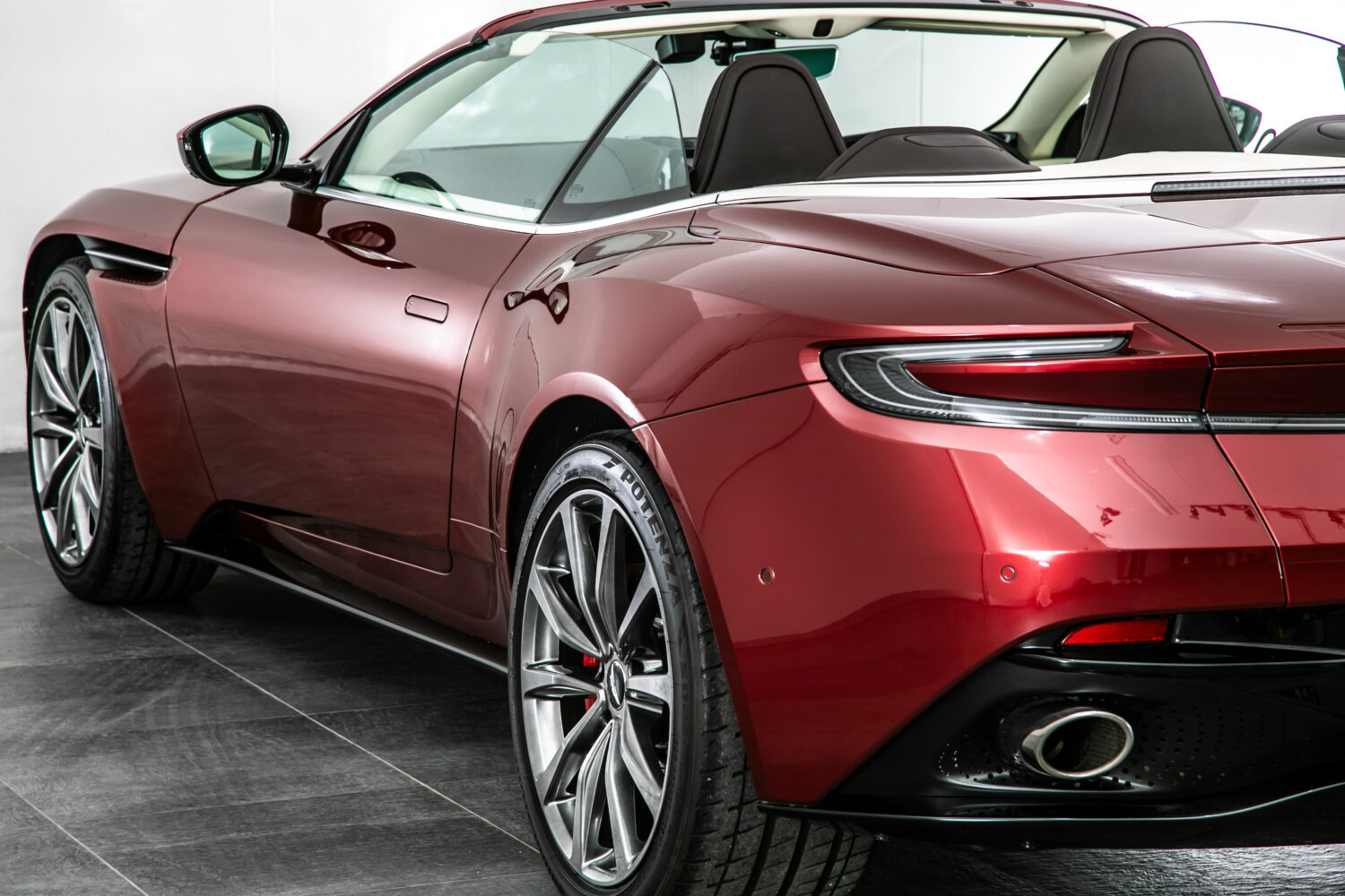 DB11ヴォランテ V8 ディアボロレッド 赤幌 ブラウンレザー