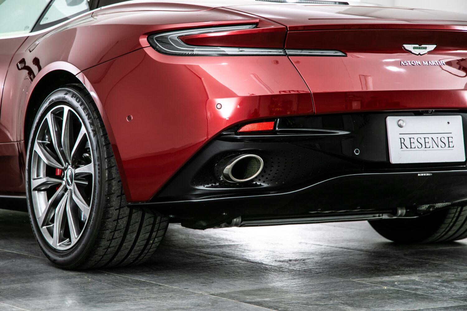 DB11ヴォランテ V8 ディアボロレッド 赤幌 ブラウンレザー