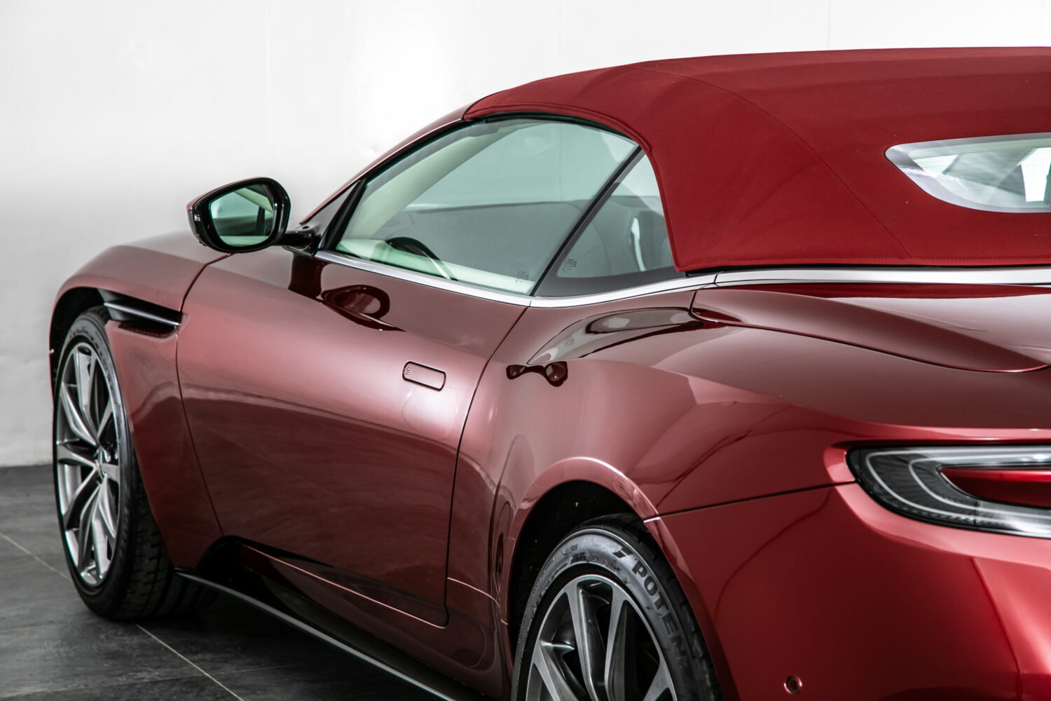 DB11ヴォランテ V8 ディアボロレッド 赤幌 ブラウンレザー