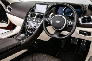 DB11ヴォランテ V8 ディアボロレッド 赤幌 ブラウンレザー